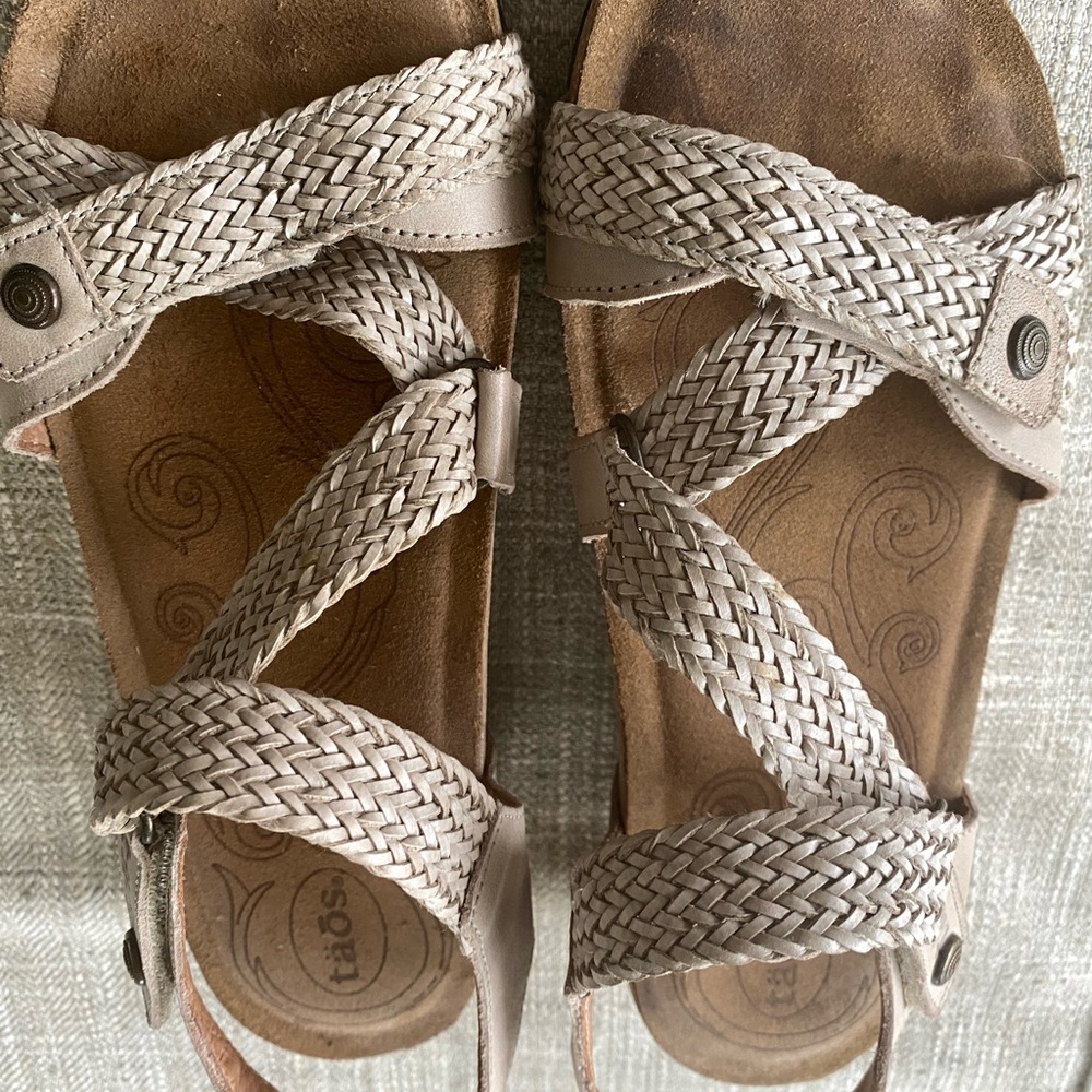 Taos Trulie Woven Leather Sandal.Hook & Loop ankle closure.Excellent condition!